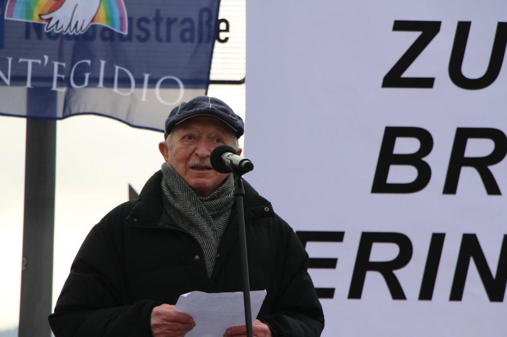 Catena umana di giovani per commemorare la deportazione degli ebrei di Würzburg